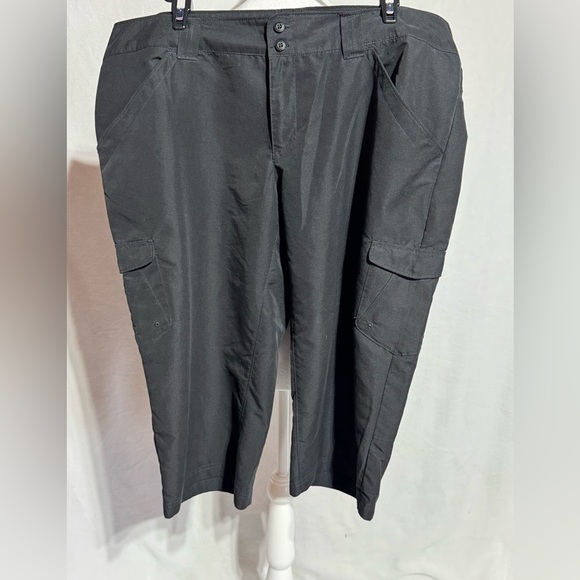 Columbia Black Cargo Cropped Shorts with Relaxed Fit and Sturdy Material Size 14 - Picture 1 of 7